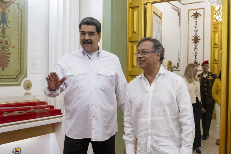 Maduro y Petro acuerdan negociar en Caracas
