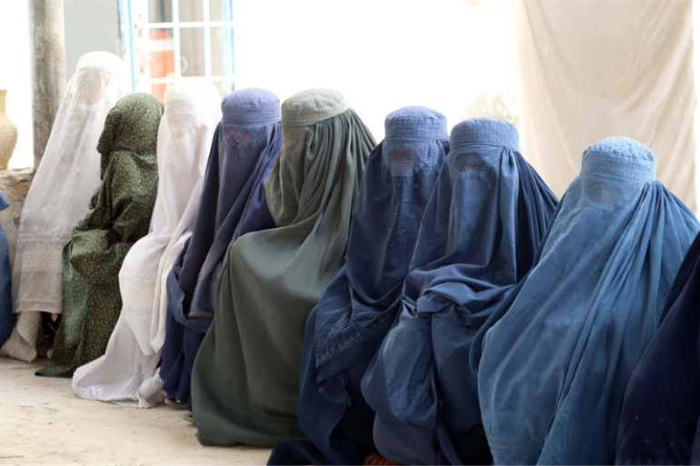 Talibanes cercenan derechos de mujeres