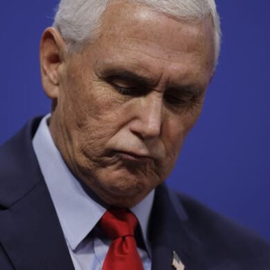 Encuentran documentos clasificados en casa de Pence