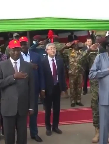 Presidente de Sudán se orina en un acto