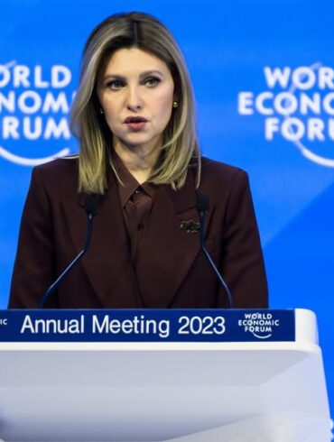 Primera dama de Ucrania entrega cartas