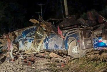 Choque de autobús deja 50 migrantes muertos