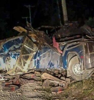 Choque de autobús deja 50 migrantes muertos