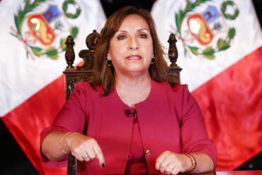 Boluarte insiste en elecciones