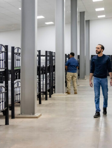 Bukele inaugura mega cárcel