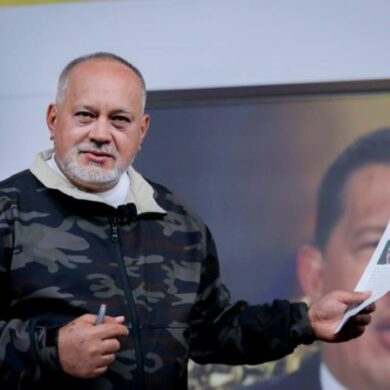 Diosdado carga contra embajador