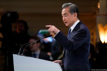 China urge buscar la paz