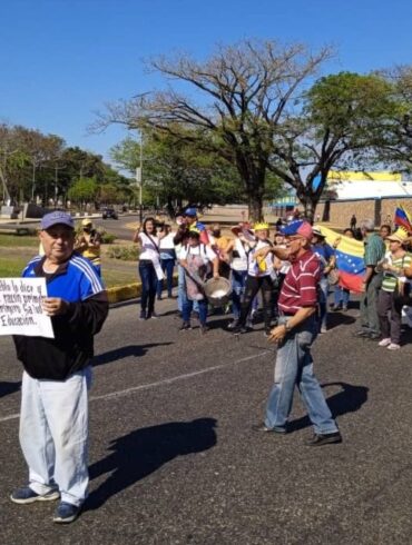Docentes protestan en Cojedes disfrazados