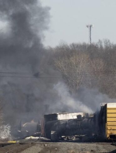 Incendio en tren lleno de químicos