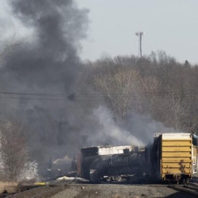 Incendio en tren lleno de químicos