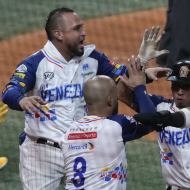Leones masacran a Cuba