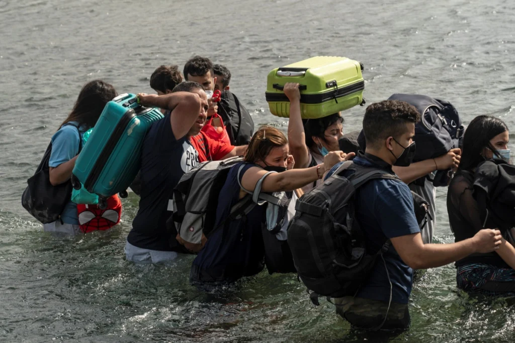 Piden parar beneficio a migrantes venezolanos