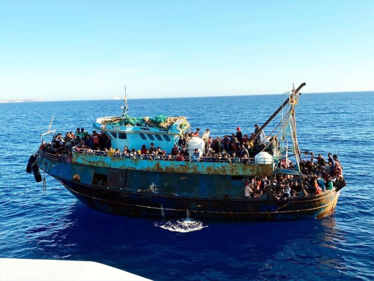 Migrantes llegan a Lampedusa