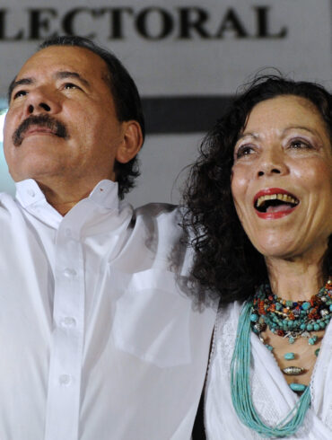 Otega despoja de su nacionalidad a periodistas