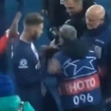 Ramos empuja a fotógrafo