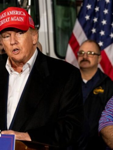 Trump visitó zona de desastre en Ohio