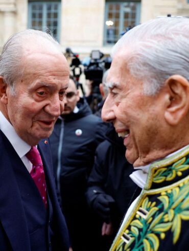 Vargas Llosa entra en la Academia Francesa