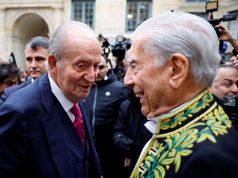 Vargas Llosa entra en la Academia Francesa