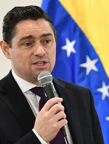 Vecchio refuta a Dinorah