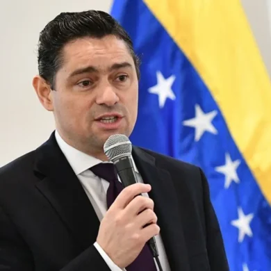 Vecchio refuta a Dinorah