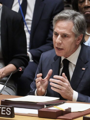 Blinken advierte a China