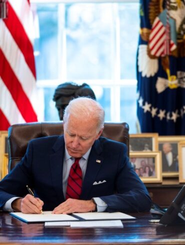 Biden fi3rna decreto