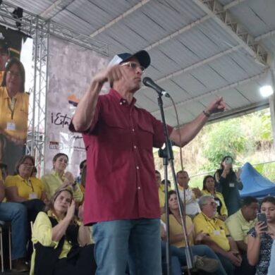 Capriles oficializa candidatura