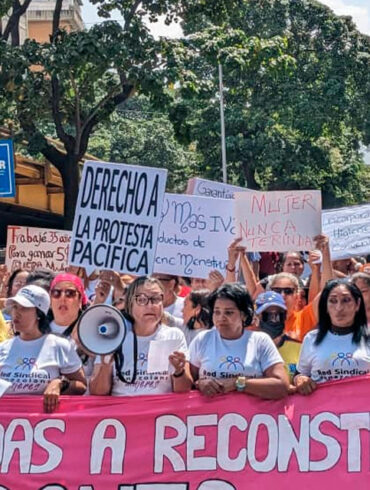 Mujeres marchan reclamando mejoras