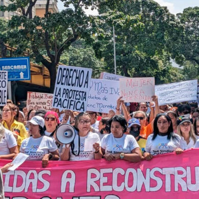 Mujeres marchan reclamando mejoras