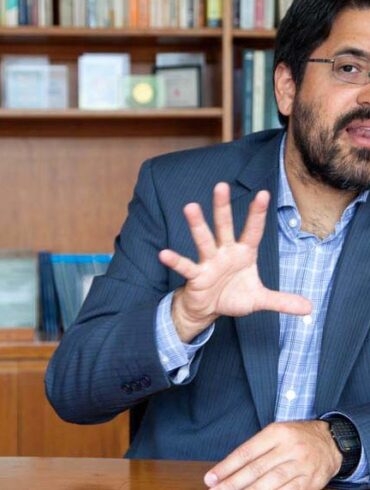 Oliveros critica a políticos