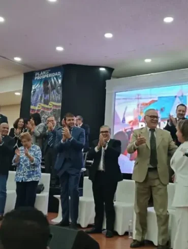 Prosperi presenta programa de gobierno