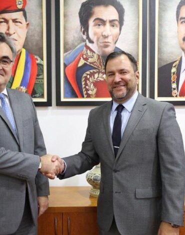 Reunión con embajador ruso