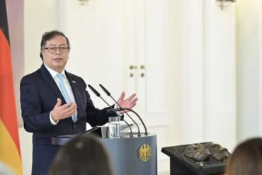 Petro lamenta caída del muro