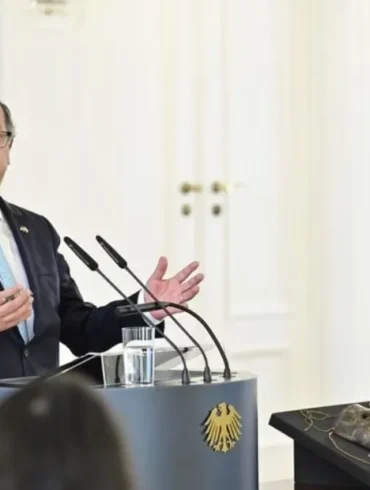 Petro lamenta caída del muro